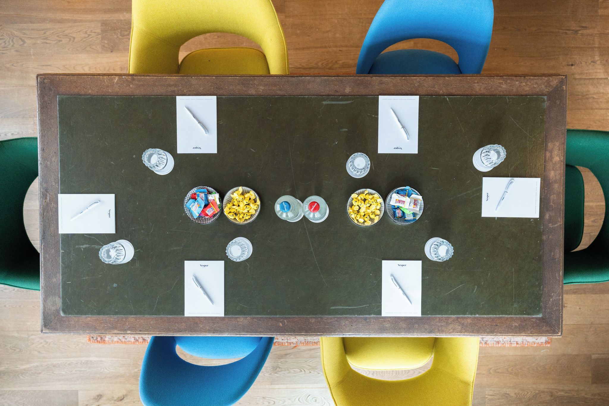 Una mesa con un juego de mesa, un bolígrafo y algunos bocadillos.