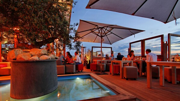 3 restaurants, serveren ontbijt