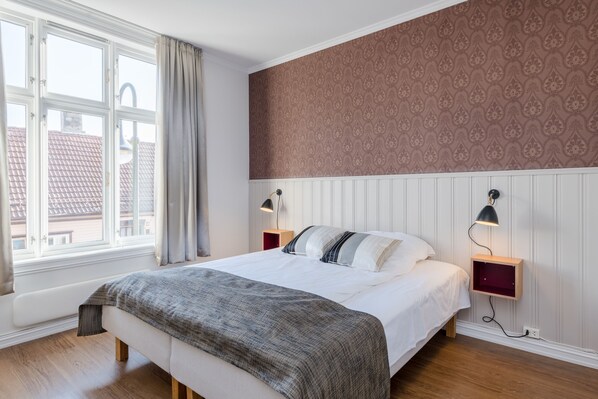 Doppel- oder Zweibettzimmer | Hochwertige Bettwaren, Pillowtop-Betten, Schreibtisch