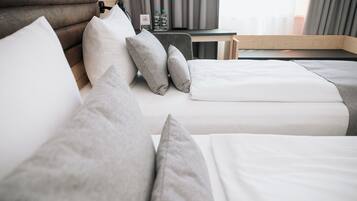 Zweibettzimmer, 2 Einzelbetten | Hochwertige Bettwaren, Zimmersafe, Schreibtisch, Verdunkelungsvorhänge
