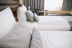 Twin Room, 2 Twin Beds | Premium bedding, in-room safe, desk, blackout drapes - Coffee Fellows Hotel München-Freiham (Munich)