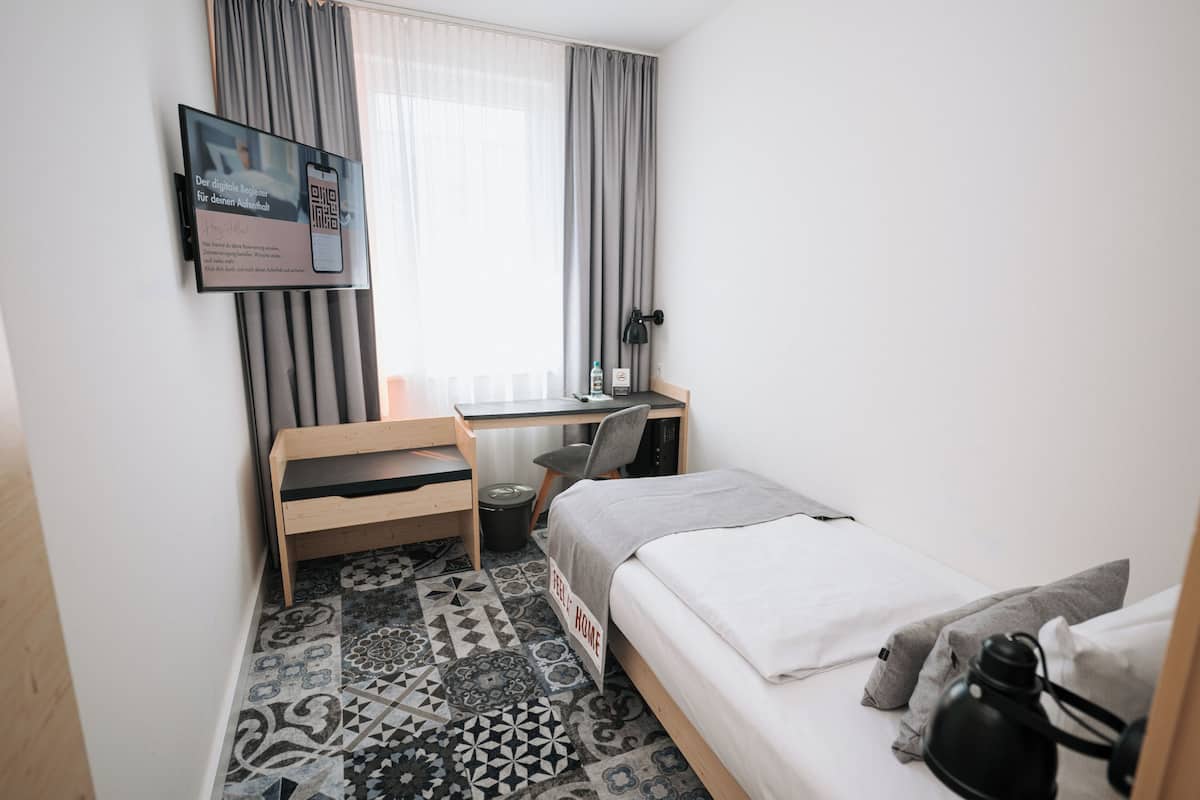 3 bedrooms, premium bedding, in-room safe, desk