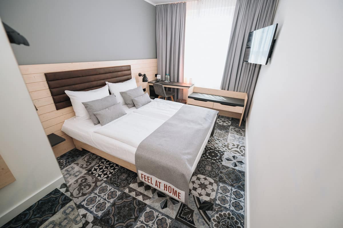 3 bedrooms, premium bedding, in-room safe, desk
