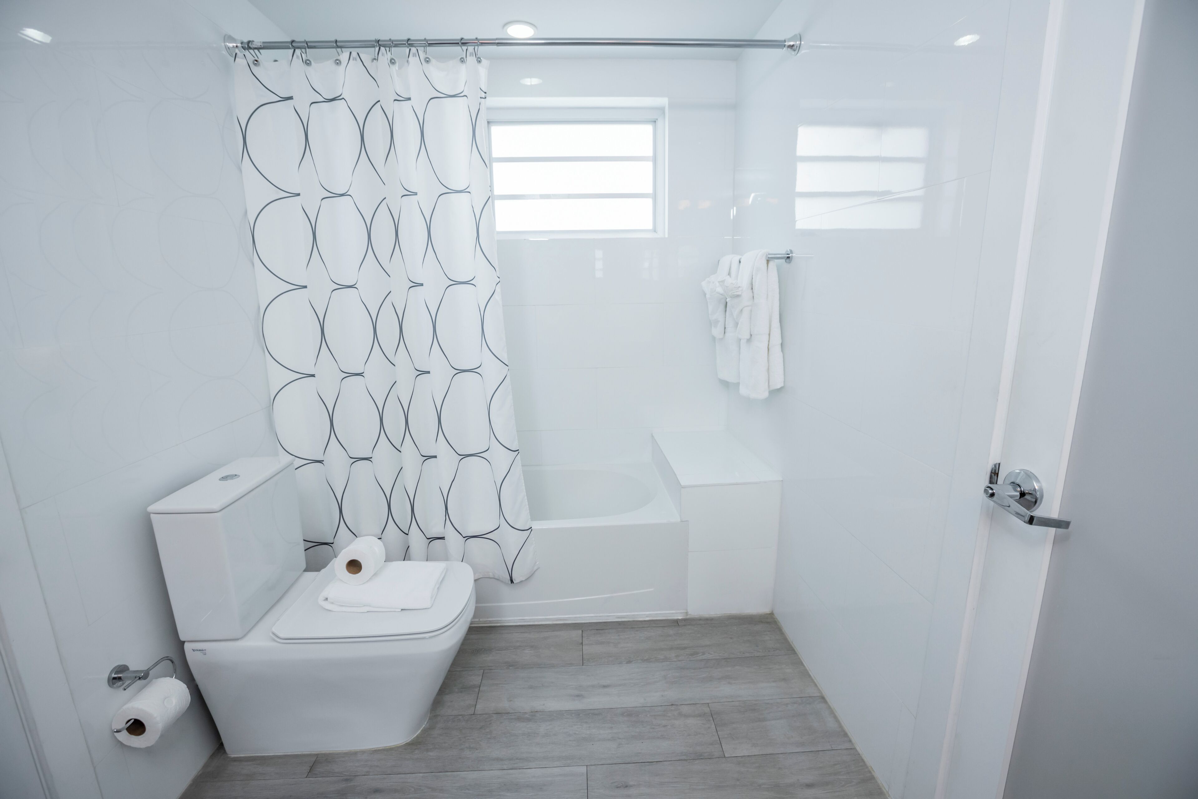 Un baño moderno con inodoro, ducha y bañera.