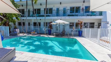 Piscine extérieure, parasols de plage, chaises longues