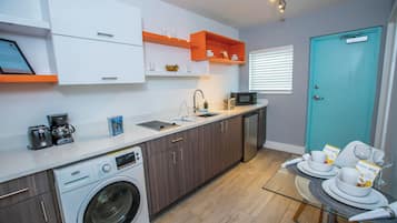 Suíte, 1 quarto | Cozinha privada | Geladeira, micro-ondas, cooktop, cafeteira/chaleira