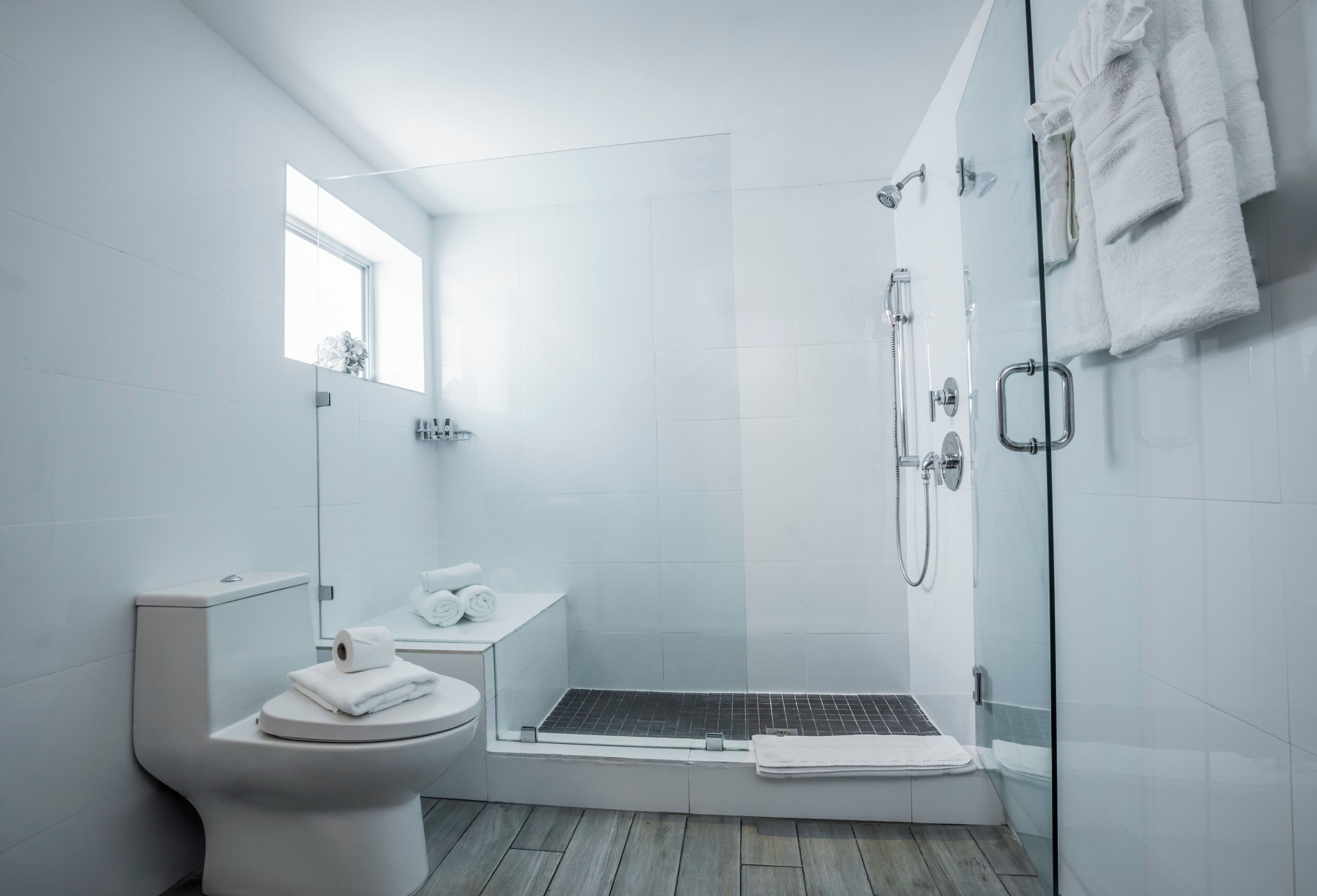 Combined shower/tub, designer toiletries, hair dryer, towels