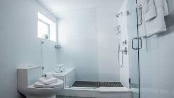 Combined shower/bathtub, designer toiletries, hair dryer, towels