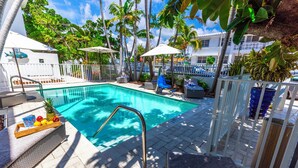 حمّام سباحة خارجي، مظلات على حمّام السباحة، مقاعد للتشمس