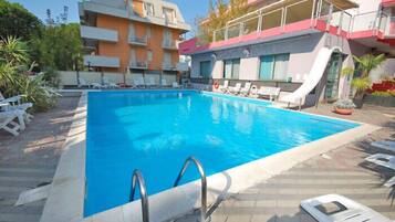 Kauden mukainen ulkouima-allas