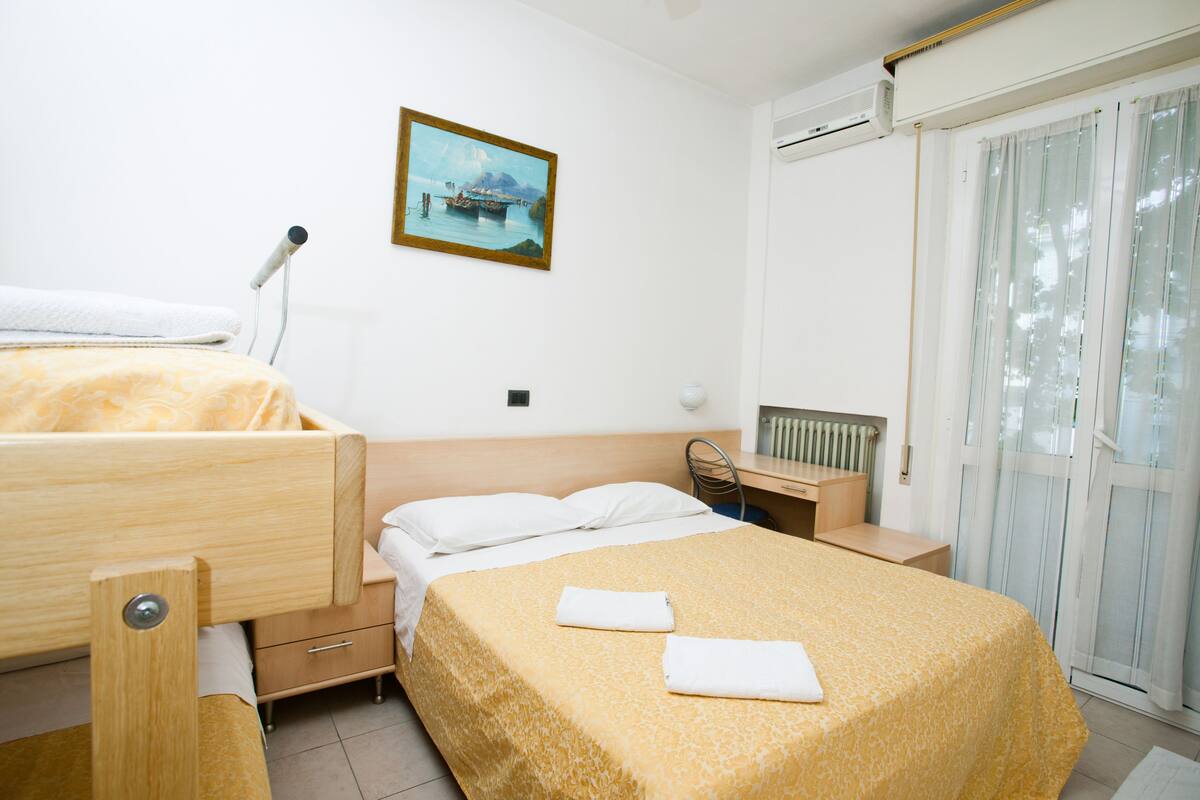 Vierbettzimmer | Zimmersafe, Schreibtisch, Zustellbetten