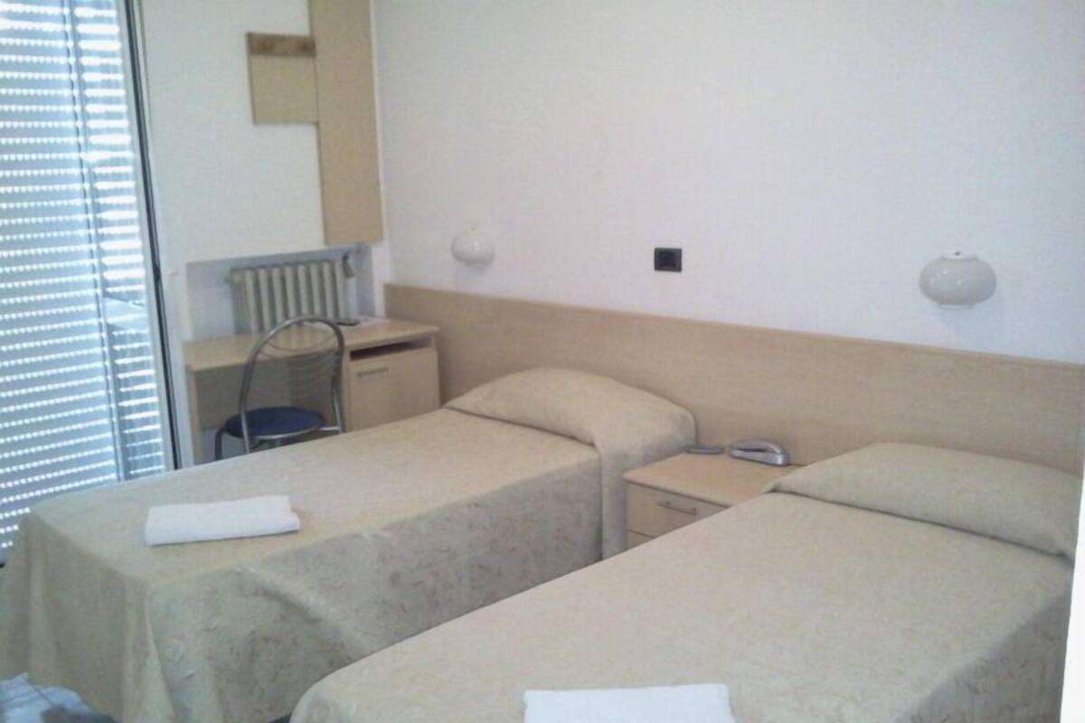 Dreibettzimmer | Zimmersafe, Schreibtisch, Zustellbetten