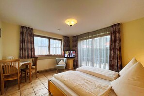 クラシック ダブルルーム キングベッド 1 台 禁煙 テラス | 低刺激性寝具、デスク、遮光カーテン、防音設備