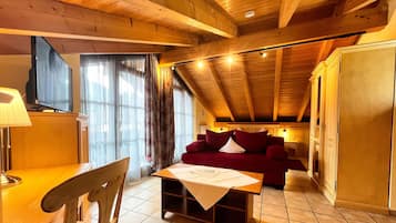 Premium Studio, 1 King Bed with Sofa bed, Non Smoking, Hot Tub | Hypo-allergenic bedding, desk, blackout drapes, soundproofing