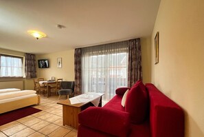 コンフォート ダブルルーム キングベッド 1 台ソファーベッド付き 禁煙 | 低刺激性寝具、デスク、遮光カーテン、防音設備