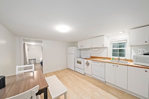 Studio Suite, 2 Double Beds, Ensuite | In-room dining