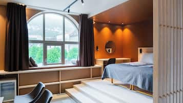 Suite – junior | Senger med overmadrass, skrivebord, lydisolert og wi-fi (inkludert)