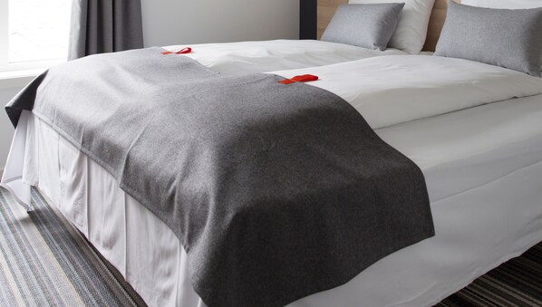 Habitación doble, 1 cama de matrimonio | Colchones con acolchado adicional, escritorio, sistema de insonorización