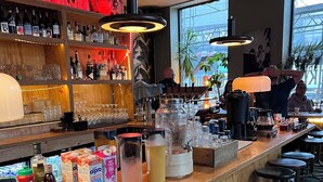 En bar med flasker, glas og et udvalg af mad og drikke.