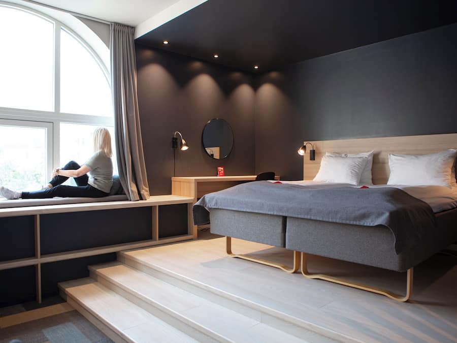 Suite junior | Colchones con acolchado adicional, escritorio, sistema de insonorización