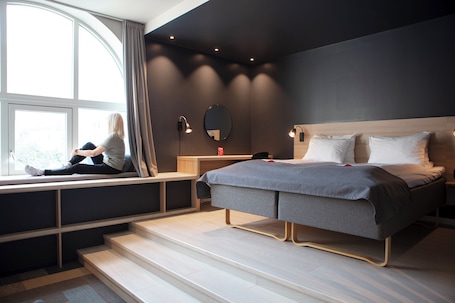 Junior Suite | Pillowtop beds, desk, soundproofing, free WiFi