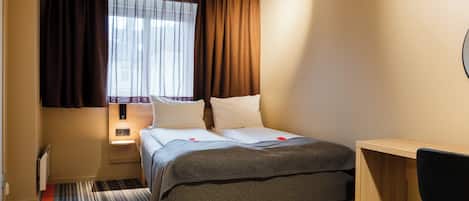 Double Room, 1 Queen Bed | Pillowtop beds, desk, soundproofing, free WiFi