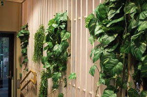 A wall with vertical plant installations. - Citybox Bergen City (Bergen)