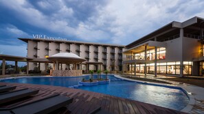 Outdoor pool, pool umbrellas, sun loungers - VIP Executive Tete (Tete)