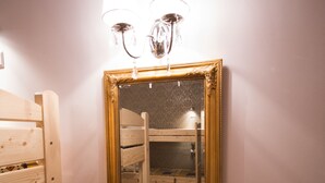 Down comforters, in-room safe, WiFi (free) - Greg&tom Beer House Hostel (Krakow)