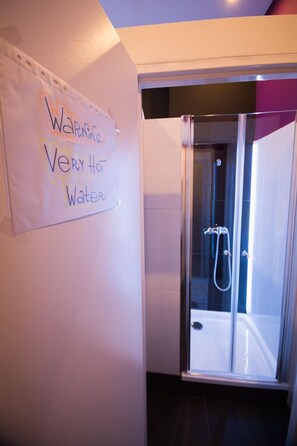 Shower, hair dryer - Greg&tom Beer House Hostel (Krakow)