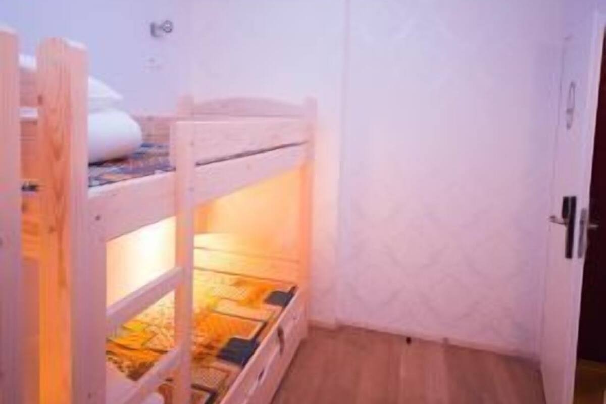 Cubrecamas, caja de seguridad en la habitación y wifi gratis 