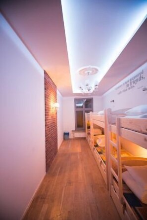 Asrama Umum, kamar mandi umum (1 bed a dormitory for 6 people) | Selimut bulu angsa, brankas, dan Wi-Fi gratis