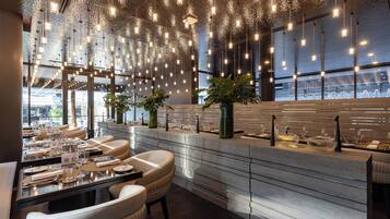 Se sirven desayunos, almuerzos y cenas; cocina italiana