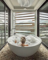 Artículos de tocador de diseñador, secador de pelo, batas, pantuflas