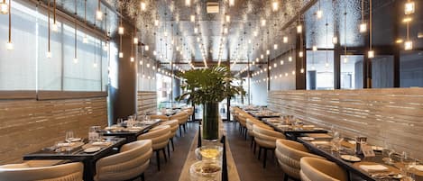 Breakfast, lunch, dinner served; Italian cuisine