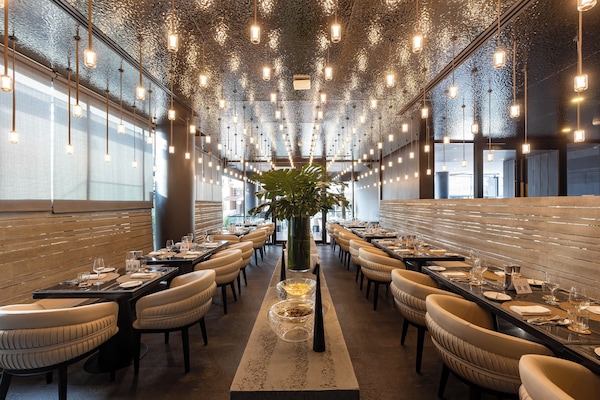 Breakfast, lunch, dinner served; Italian cuisine