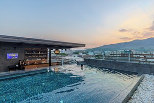 Una piscina al aire libre