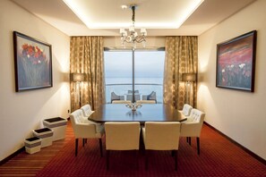 Minibar, caja de seguridad en la habitación y escritorio 