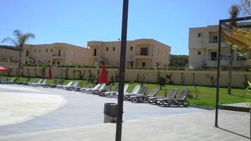 Piscine extérieure (ouverte en saison), parasols de plage