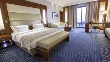 Minibar, coffres-forts dans les chambres, bureau, rideaux occultants