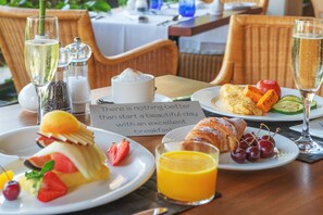 朝食 (ビュッフェ)、毎日提供 (1 名様 15 EUR)