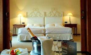 Junior-suite - udsigt til pool | Minibar, pengeskab på værelset, skrivebord