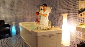 Sauna, hot tub, steam room, Turkish bath/hammam, body treatments