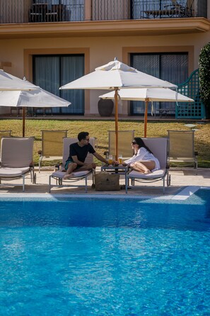 屋内プール、屋外プール、営業時間 8:00 ～ 20:00、サンラウンジャー