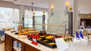 A buffet with various food items and beverages, including fruits, pastries, and champagne. - La Quinta Menorca by Portblue Boutique (Ciutadella de Menorca)