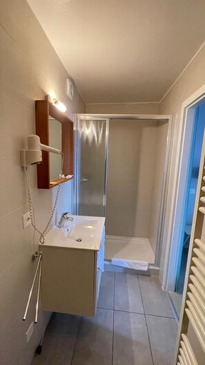Douche, sèche-cheveux, serviettes fournies