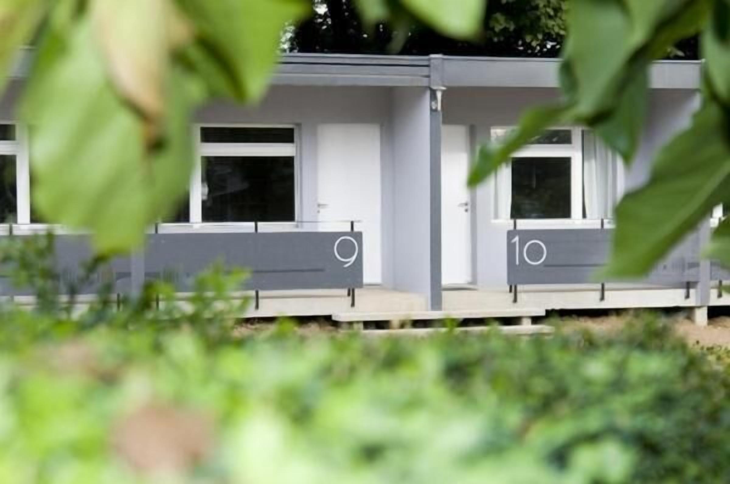 Un immeuble moderne comprenant deux logements, chacun identifié par un numéro.