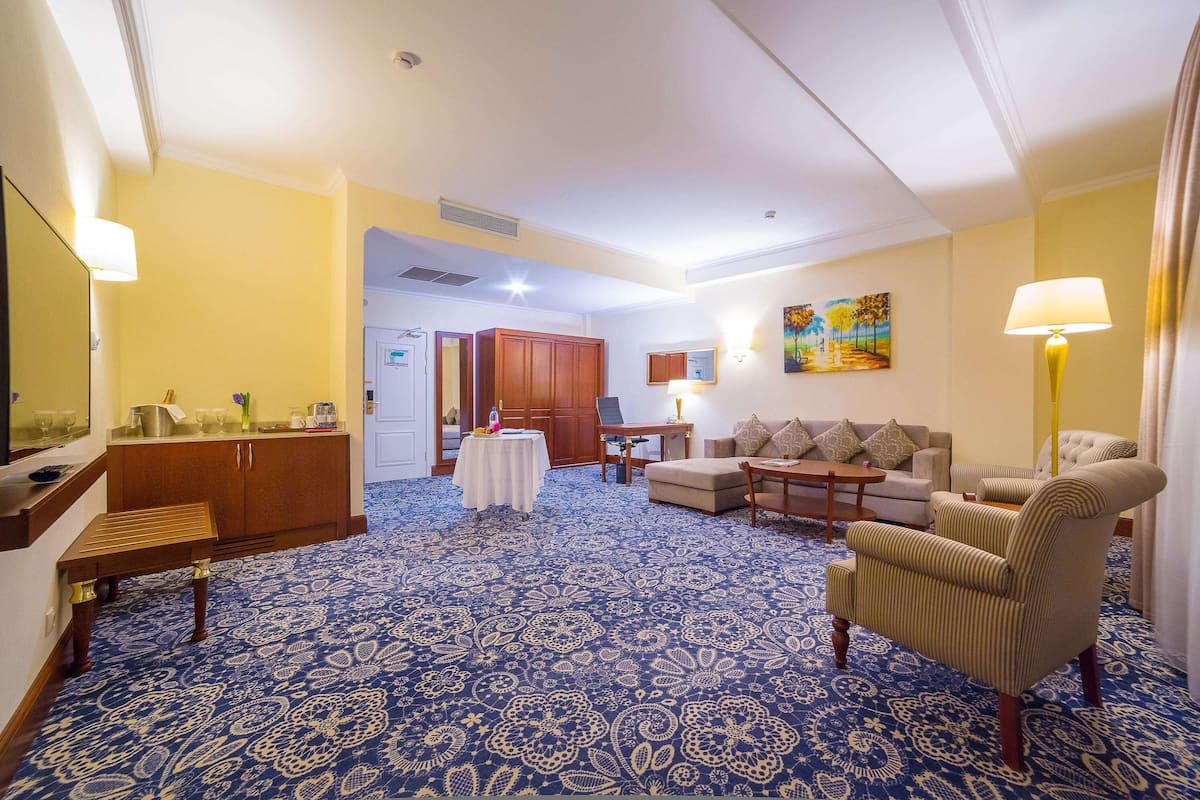 Business Room, 1 King Bed, Non Smoking (Diplomatic)