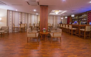 2 bars/lounges
