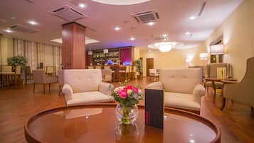 2 bars/lounges